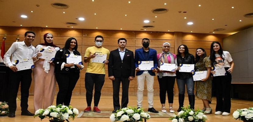 وزير الشباب يكرم المتطوعين في تنظيم معرض القاهرة الدولي للكتاب