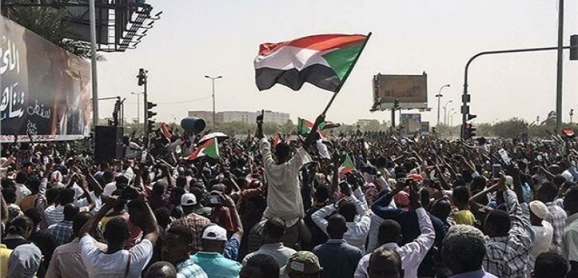 آلاف السودانيين يحيون الذكرى الثالثة لإسقاط نظام البشير