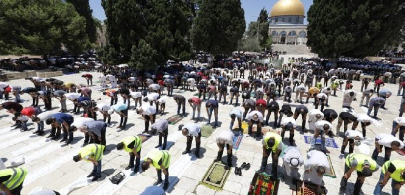 نحو 80 ألف فلسطيني يؤدون صلاة الجمعة الأولى من رمضان بالمسجد الأقصى