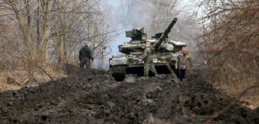 أوكرانيا تتهم روسيا بنشر دبابات وفرق قناصة على خطوط المواجهة معها
