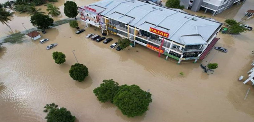إجلاء آلاف السكان جرّاء فيضانات قبيل الانتخابات الماليزية