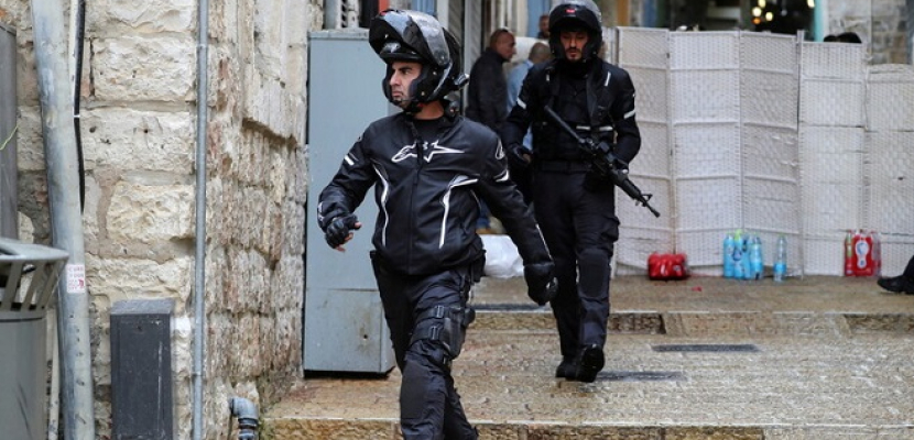 قوات الاحتلال الإسرائيلي تعتقل فلسطينيا في القدس