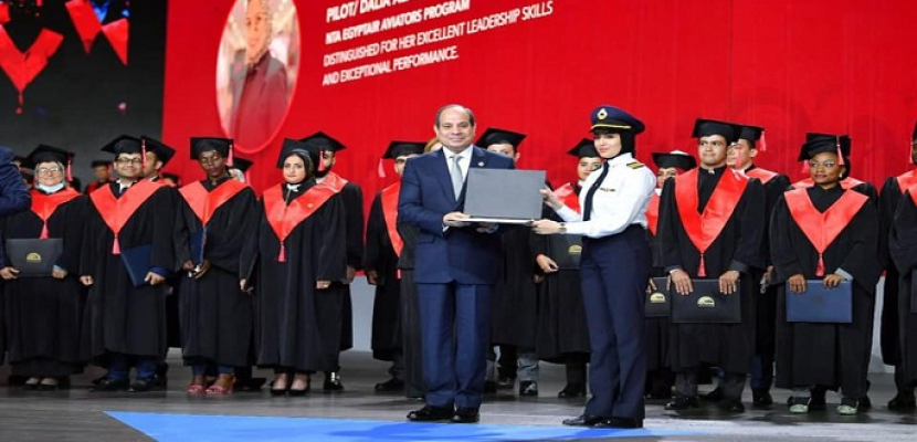 بالصور.. الرئيس السيسي يسلم شهادات التخرج لخريجي الأكاديمية الوطنية للتدريب
