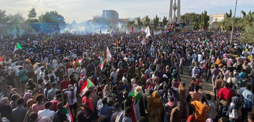 إطلاق غاز لتفريق محتجين قرب القصر الرئاسي في الخرطوم