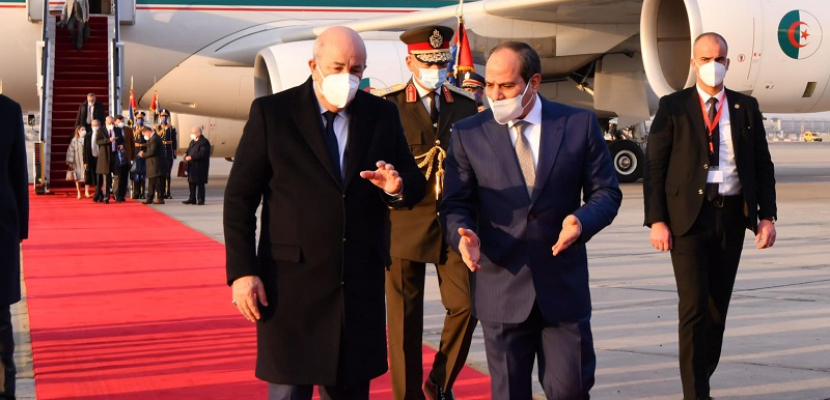 بالصور والفيديو .. الرئيس السيسي يستقبل نظيره الجزائري تبون في مطار القاهرة