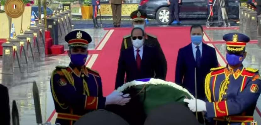 الرئيس السيسي يضع إكليلاً من الزهور على النصب التذكاري بأكاديمية الشرطة