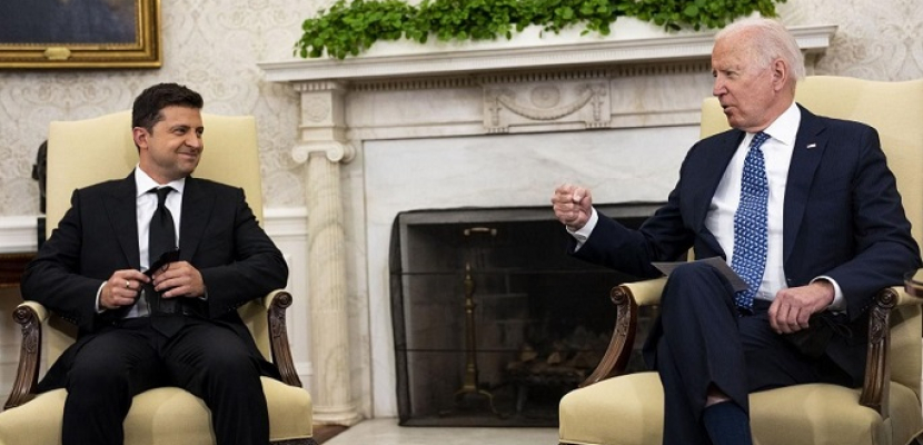 الرئيس الأمريكي يجري مباحثات هاتفية الأحد مع نظيره الأوكراني