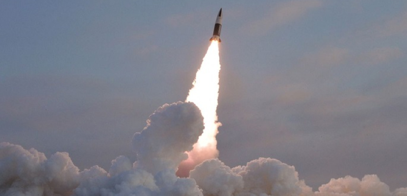 بيونج يانج تواصل تجاربها الصاورخية وتطلق صاروخاً باليستياً متوسط المدى باتجاه البحر الشرقي