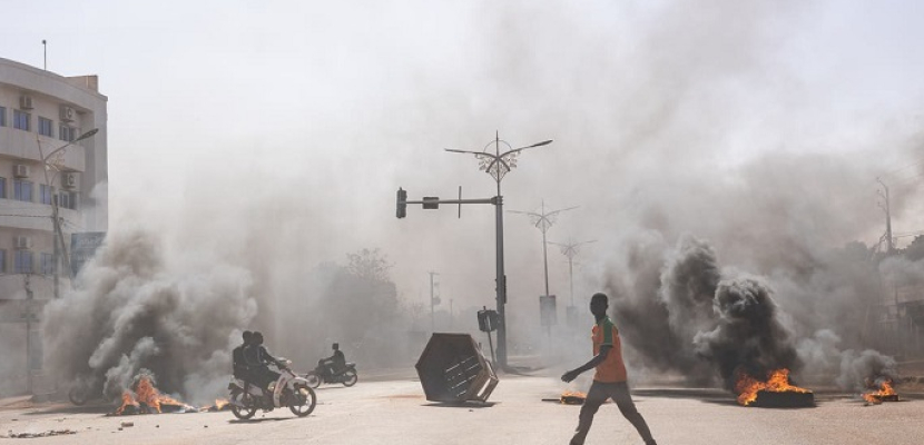 توتر في بوركينا فاسو وسط تقارير عن احتجاز الرئيس في ثكنة للجيش