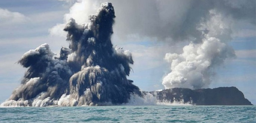 تسونامي يضرب سواحل اليابان على المحيط الهادئ بعد ثوران بركان تحت الماء