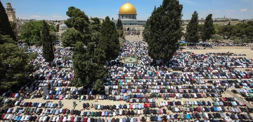 عشرات الآلاف من الفلسطينيين يؤدون صلاة الجمعة في المسجد الأقصى