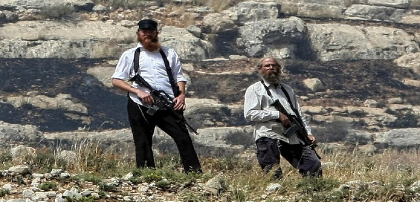 مستوطنون يواصلون عدوانهم على فلسطينيين في الضفة الغربية