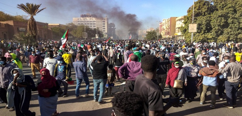 السودان.. قوات الأمن تفرق محتجين قرب القصر الرئاسي بالخرطوم