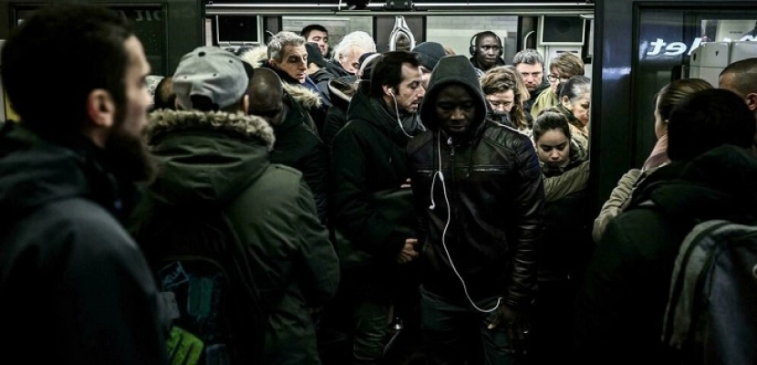 إضراب العاملين في شركة النقل العام بباريس يشل حركة المواصلات ويعرقل تنقل الملايين