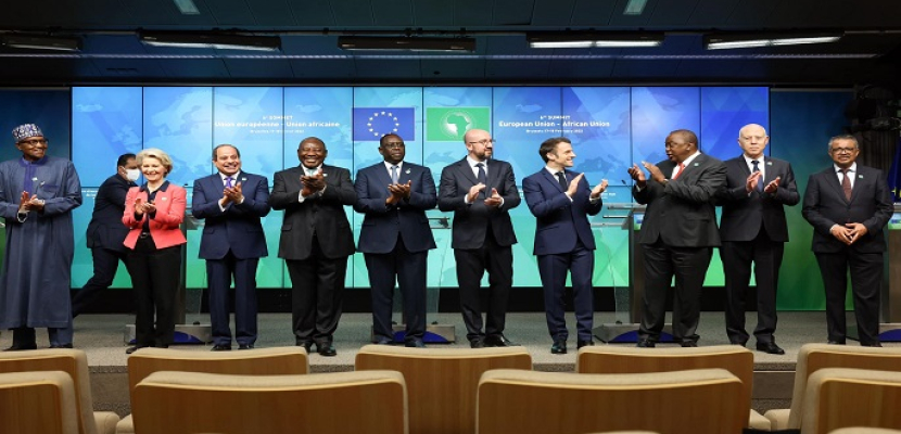 الرئيس السيسي يتوسط صورة تذكارية لزعماء وقادة قمة الاتحادين الإفريقي والأوروبي