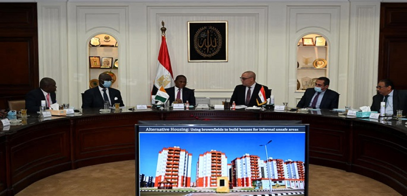 بالصور .. وزير الإسكان يستعرض تجربة الدولة المصرية في توفير أنماط الإسكان المختلفة