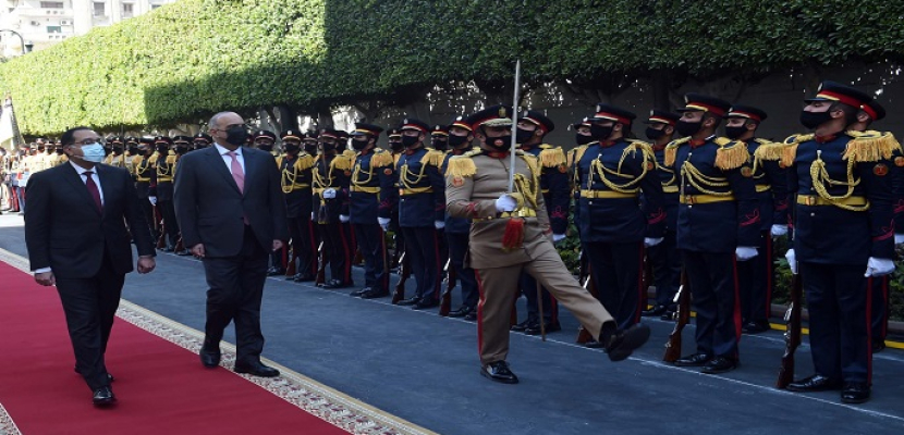 بالصور .. مراسم استقبال رسمية لرئيس الوزراء الأردني بمقر مجلس الوزراء
