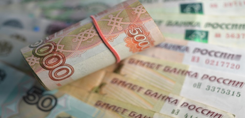 انهيار الروبل الروسي أمام الدولار.. هبط بأكثر من 41%