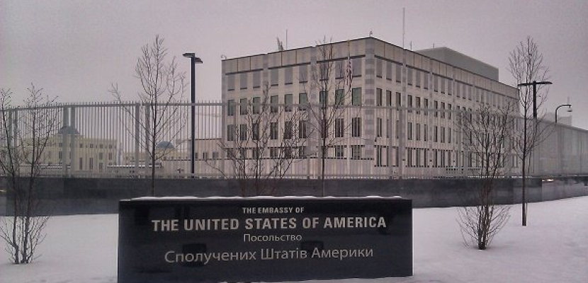 أمريكا تأمر موظفيها غير الأساسيين بسفارتها في كييف بالمغادرة