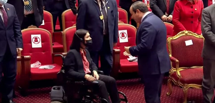 الرئيس السيسي يصافح أحد الحضور من ذوي الاحتياجات الخاصة بمعرض “إيجبس 2022”