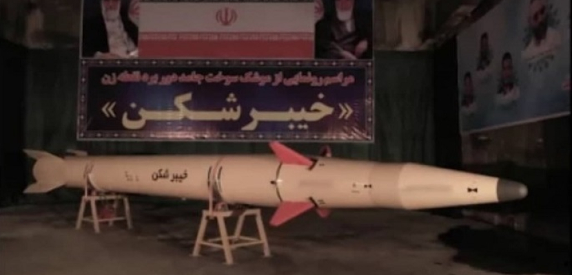 إيران تكشف عن صاروخ باليستي يصل مداه لـ 1450 كيلومترا ويصيب الهدف بـ”دقة عالية”