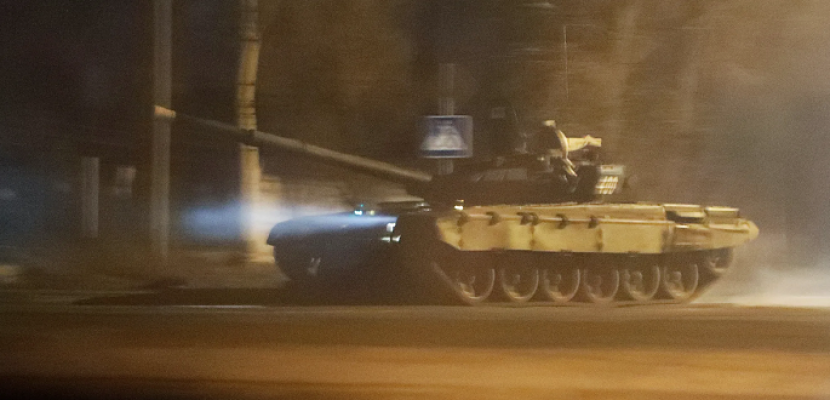 بعد ساعات من اعتراف بوتين باستقلالها .. دبابات روسية تدخل إلى ضواحي دونيتسك لحفظ السلام