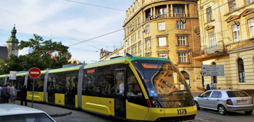 متاجر البقالة ووسائل النقل العام تبدأ العمل فى العاصمة الأوكرانية كييف