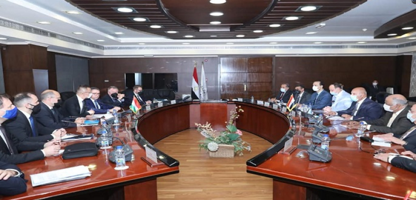 بالصور.. وزير النقل يبحث مع وزير الخارجية المجري توطين صناعة السكك الحديدية في مصر