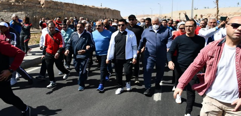 بالصور.. وزير الرياضة و3 محافظين يقودون ماراثون مشي على كوبري أسوان الجديدة