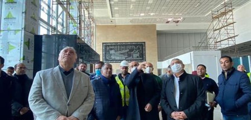 بالصور.. وزير الطيران يتفقد المراحل النهائية لتطوير مطار سفنكس