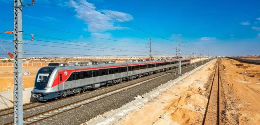 بالصور.. وزير النقل يتابع التجهيزات النهائية  لمحطات القطار الكهربائى الخفيف LRT