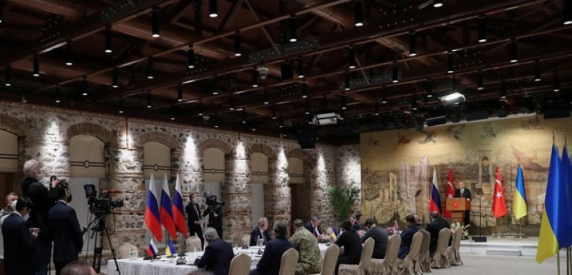 روسيا: أوكرانيا طلبت صياغة الاتفاق النهائي خلال قمة تجمع بوتين وزيلينسكي