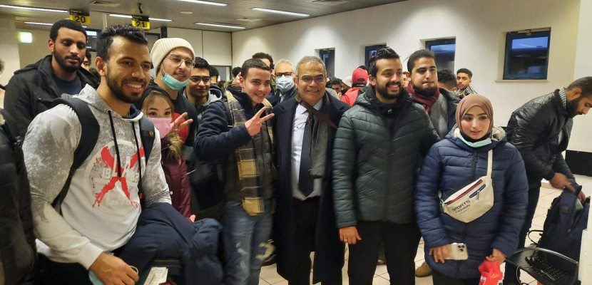 بالصور.. نجاح تسفير المواطنين المصريين من رومانيا بعد عبورهم الحدود الأوكرانية