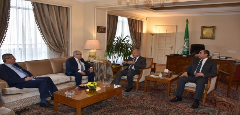 أبو الغيط يبحث الأوضاع العربية مع وزير خارجية الجزائر