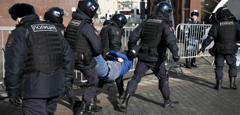 اعتقال عشرات المحتجين في روسيا ضد الهجوم على أوكرانيا