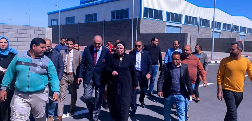 بالصور .. وزيرة التجارة والصناعة تتفقد مجمع الصناعات الصغيرة بمدينة الغردقة في زيارة مفاجئة