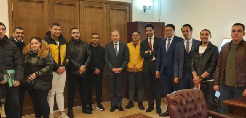 سفير مصر فى موسكو يلتقى مجموعة من المواطنين الذين غادروا أوكرانيا