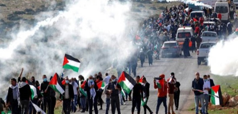 إصابة عشرات الفلسطينيين بحالات اختناق في مواجهات مع قوات الاحتلال بنابلس