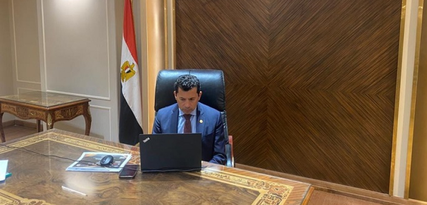 وزير الرياضة يعقد اجتماعًا مع قيادات الوزارة بالحي الحكومي بالعاصمة الإدارية الجديدة عبر تقنية الفيديو كونفرانس