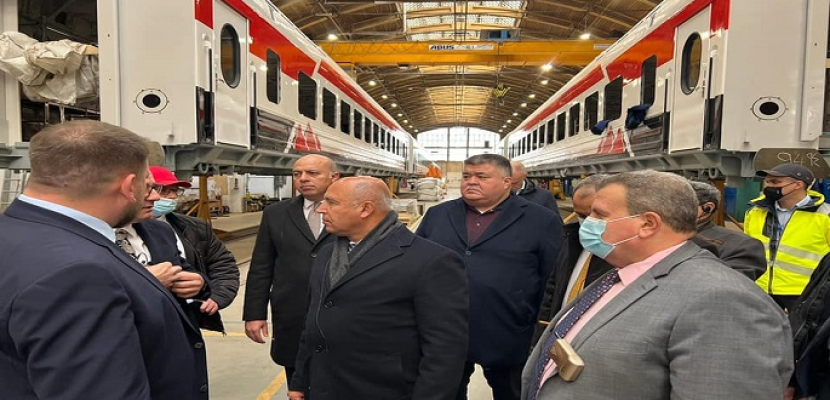 بالصور .. خلال زيارته للمجر .. وزير النقل يتفقد خطوط إنتاج صفقة تصنيع وتوريد 1300 عربة سكة حديد جديدة