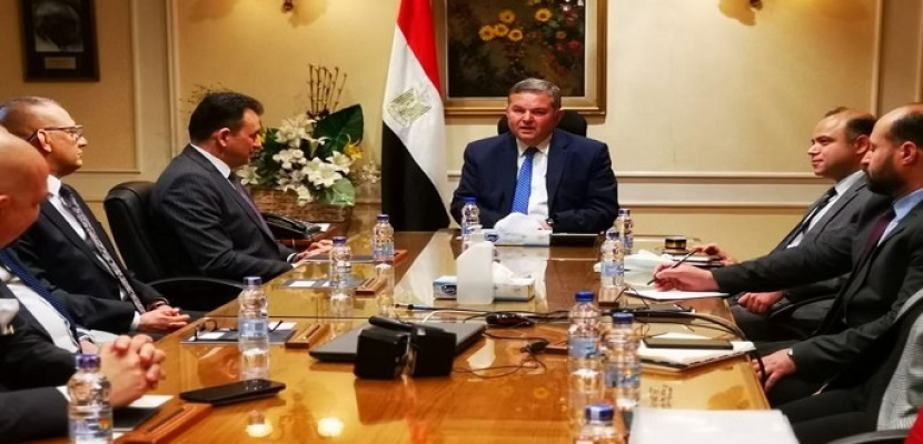 وزير قطاع الأعمال يبحث مع وفد من قيادات سوق المال العراقي تعزيز التعاون المشترك