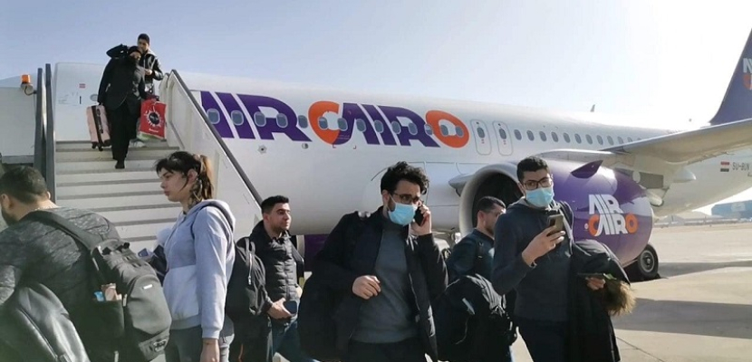 وصول دفعة جديدة من الجالية المصرية في اوكرانيا مطار القاهرة قادمين من بولندا