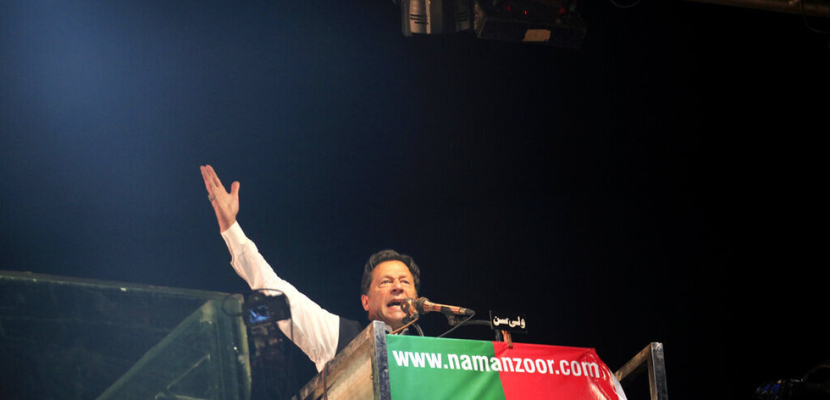 عمران خان يطالب بانتخابات مبكرة في باكستان ويلوح بالزحف نحو العاصمة