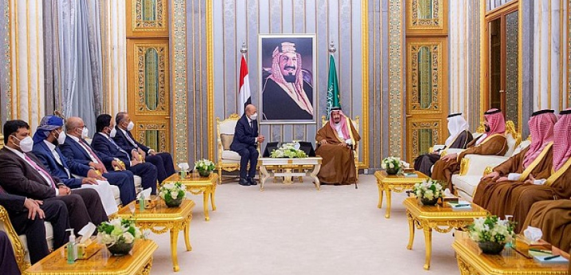 الملك سلمان يستقبل رئيس مجلس القيادة الرئاسي اليمني ونوابه