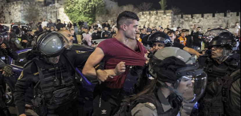 في ثاني ليالي رمضان .. إصابات واعتقالات خلال اشتباكات بين فلسطينيين وقوات الشرطة الإسرائيلية في القدس
