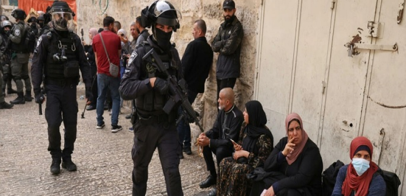 تجدد المواجهات بين الفلسطينيين والاحتلال بالمسجد الأقصى وسقوط عشرات الجرحى