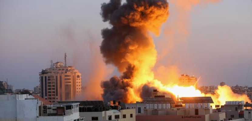 طائرات حربية إسرائيلية تقصف قطاع غزة بعد إطلاق صاروخ من القطاع على إسرائيل