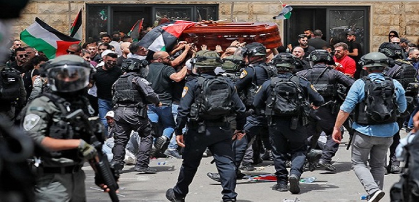 اشتباكات بين الشرطة الإسرائيلية ومشيعين في جنازة شيرين أبو عاقلة