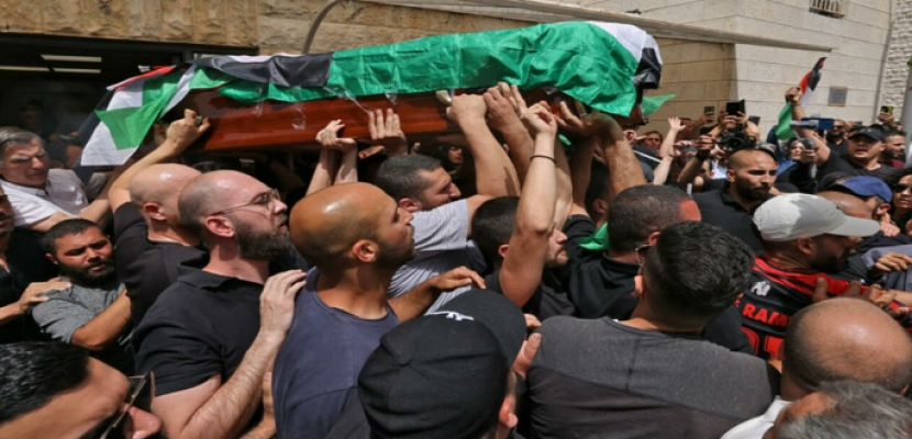 آلاف الفلسطينيين يشيعون الصحفية شيرين أبو عاقلة إلى مثواها الأخير بالقدس الشرقية