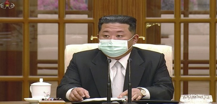 الزعيم الكوري الشمالي يرتدي لأول مرة كمامة وجه ويتعهد بالتغلب على أزمة كورونا